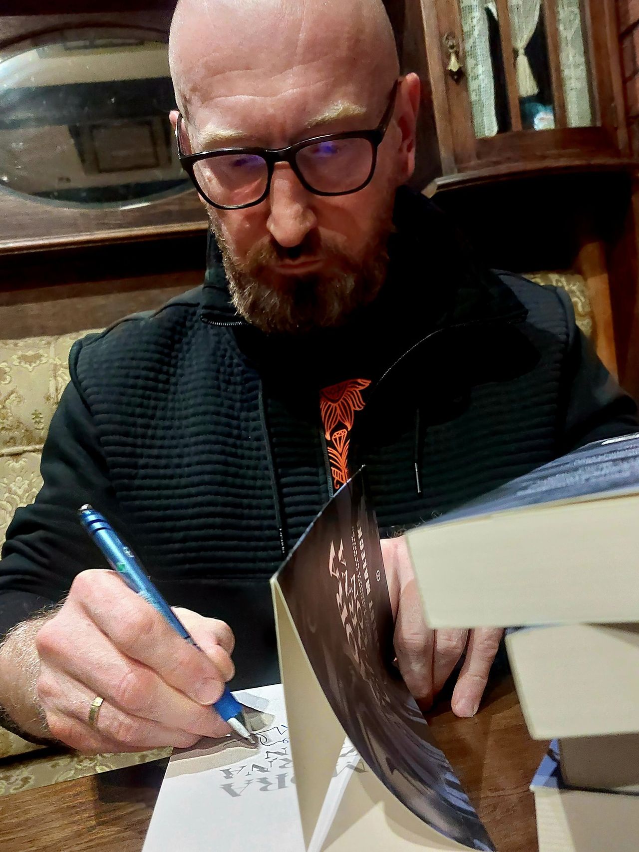 Robert Małecki podpisujący swoje powieści