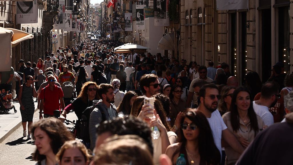 Via dei Condotti w Rzymie już w maju jest pełna turystów