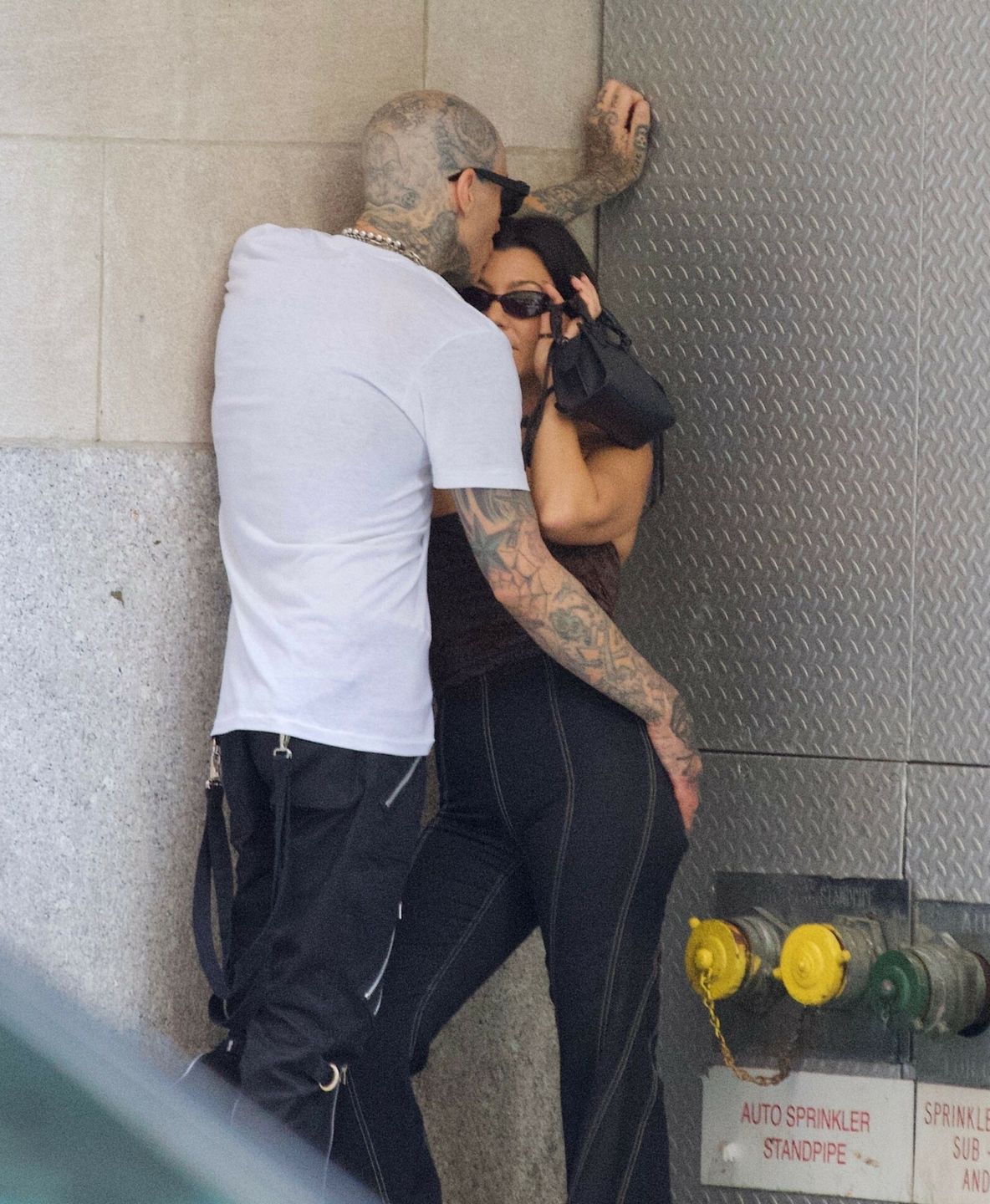 Kourtney Kardashian i Travis Barker obściskują się podczas zakupów