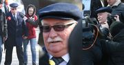 Lech Wałęsa idzie do kościoła otoczony przez dziennikarzy (FOTO)