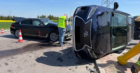 Lexus wylądował na boku. Groźne zderzenie osobówek w Świdniku