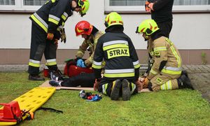 PSP ujawnia, ile zarabiają strażacy. 20 grup uposażenia