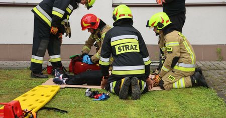 PSP ujawnia, ile zarabiają strażacy. 20 grup uposażenia