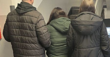 Mały chłopiec na mrozie w koszulce z krótkim rękawem. Opiekunowie spali pijani