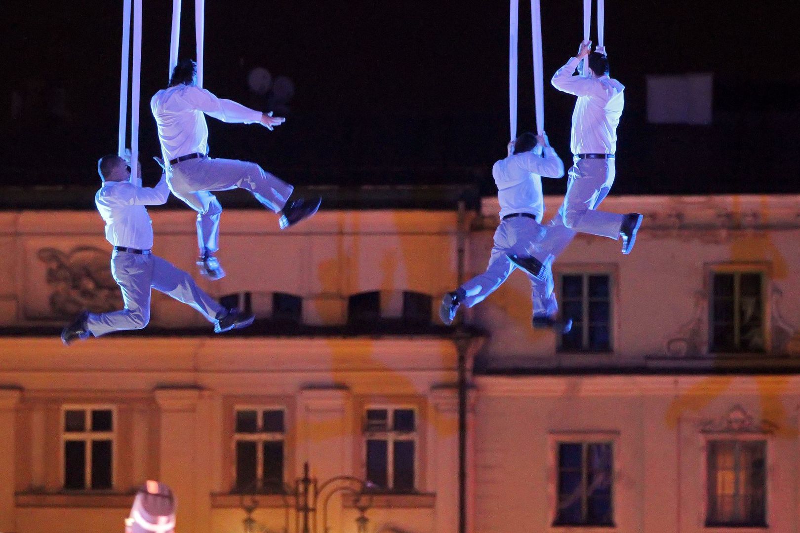 Ale nie tylko sprawy życia i śmierci przynoszą artyści na krakowskie rynki, teatr uliczny to także nieprawdopodobne umiejętności i mnóstwo powrotów do dziecięcego zachwytu teatrem