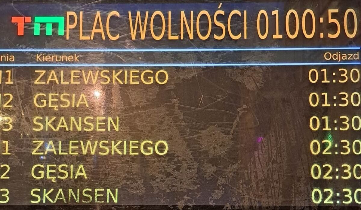 Tablica na przystanku Plac Wolności 01