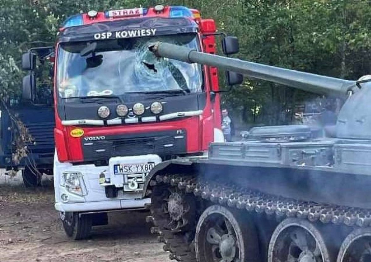 Czołg wjechał w wóz strażacki z OSP Kowiesy
