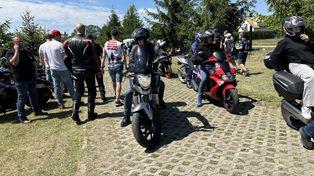 Motopiknik w Ożarowie. Pasja, modlitwa i wspólnota połączyły motocyklistów. Zobacz zdjęcia