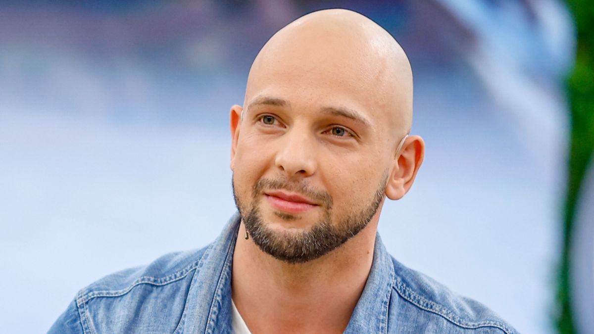 Maciej Pela nadaje z nowego mieszkania 