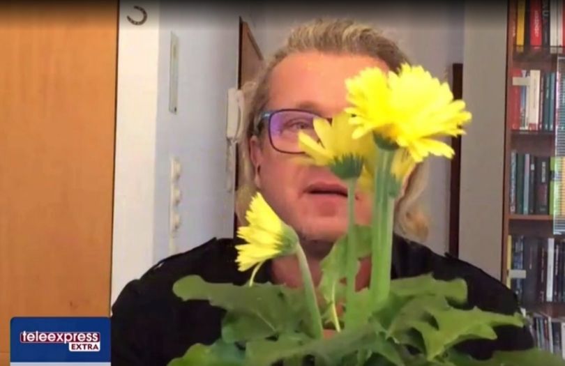  Jarosław Jakimowicz "wręcza kwiaty" Joannie Kurskiej