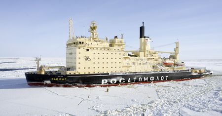 Atomowy olbrzym zmierza w kierunku Arktyki. Pomoże wielu statkom