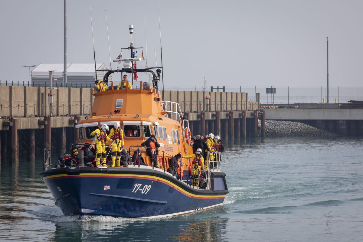 Brytyjska łódź ratunkowa z imigrantami na pokładzie, przybijająca do portu w Dover