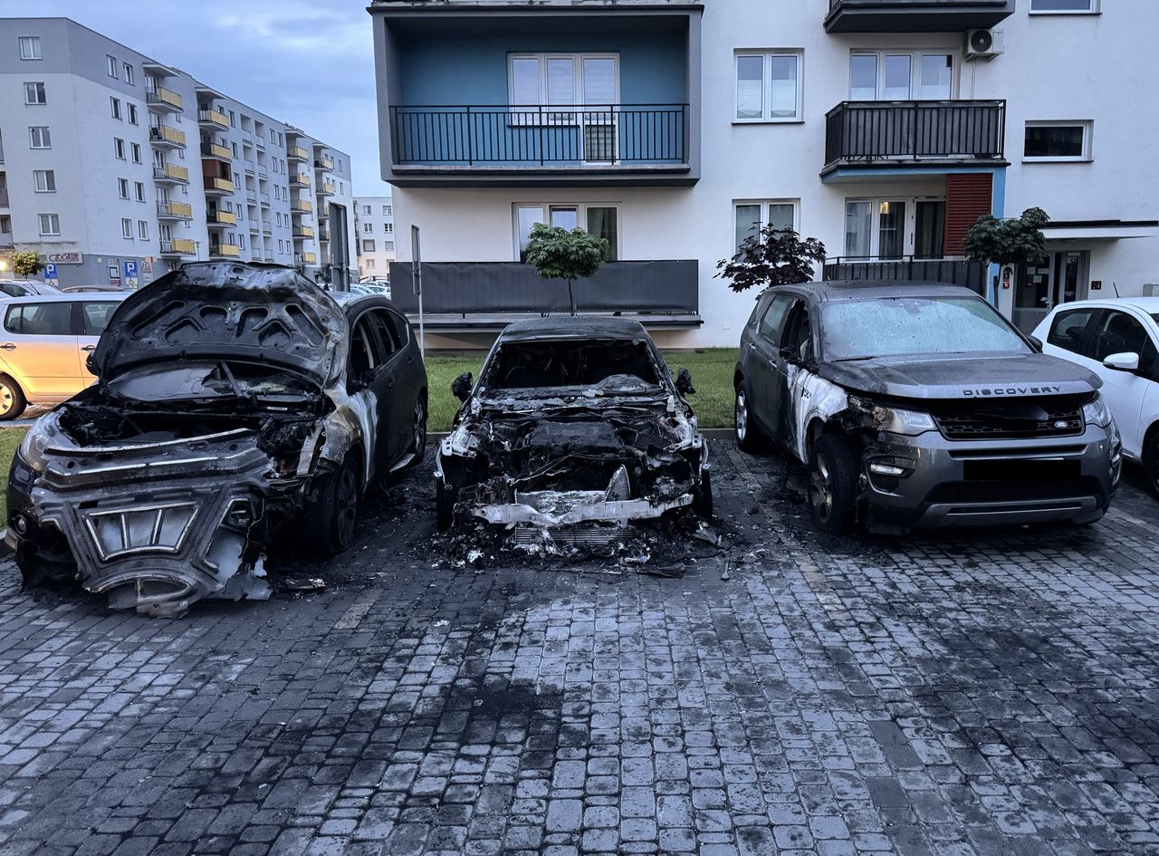 Podpalił auta przed blokiem. Mieszkańcy żyją w strachu. "Boimy się, co będzie dalej"