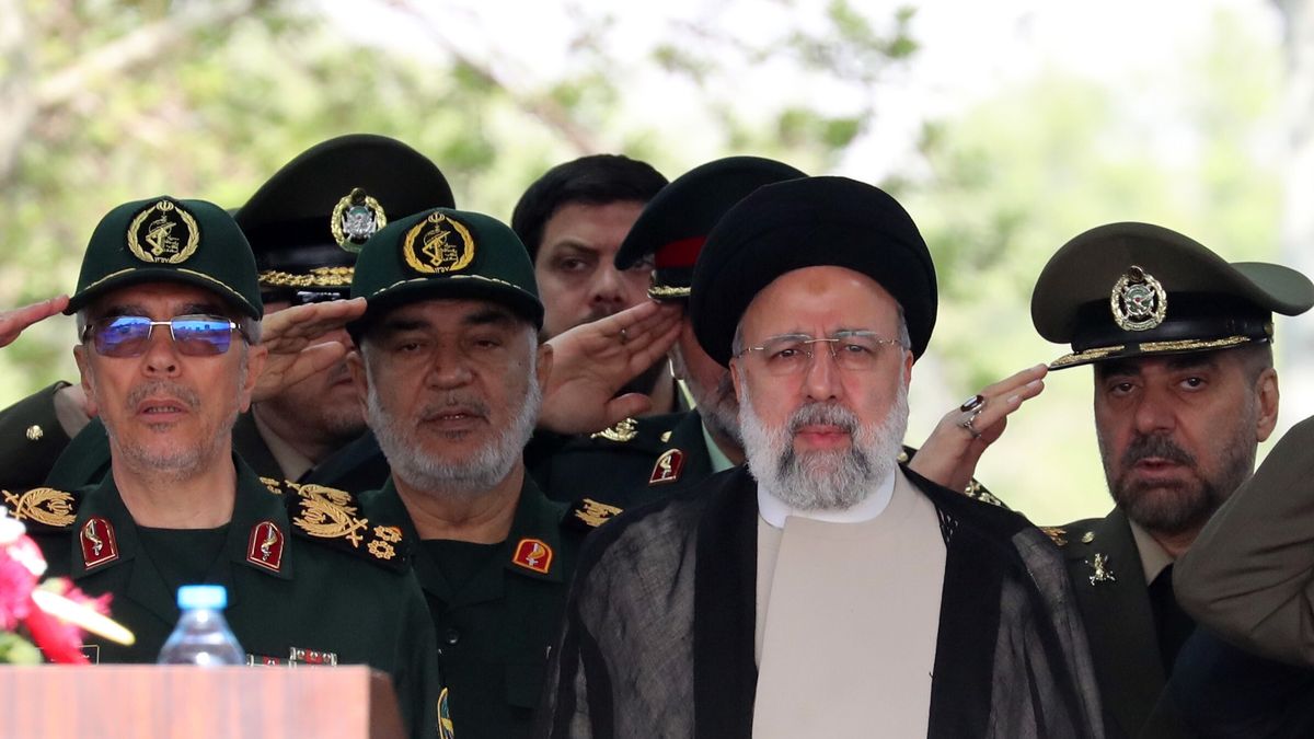 Iranian President Ebrahim Raisi (3-L) flanked by Iranian IRGC and Army generals arrives during the annual Army Day at a military base in Tehran, Iran, 17 April 2024. According to Iranian state media, Raisi described the recent attack launched towards Israel as 'limited' and 'punitive', adding that any act of aggression against Iran will be dealt with a 'powerful and fierce' response. Iran's Islamic Revolutionary Guards Corps (IRGC) launched drones and rockets towards Israel late on 13 April. EPA/ABEDIN TAHERKENAREH Dostawca: PAP/EPA.