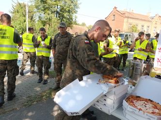 Rok temu rozdawali jedzenie głosującym. Teraz dowożą pizzę żołnierzom