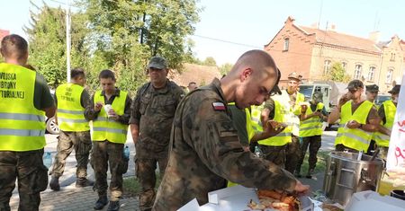 Rok temu rozdawali jedzenie głosującym. Teraz dowożą pizzę żołnierzom