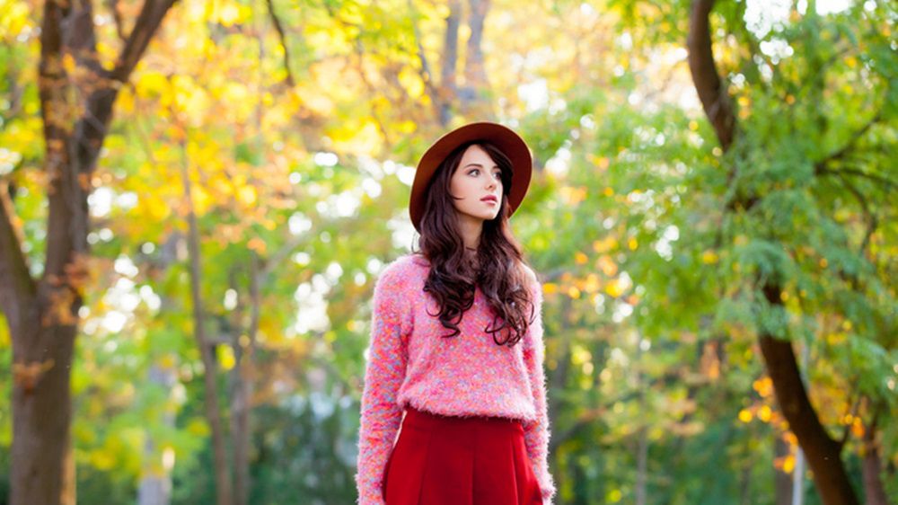 Delikatne plisy na krótkiej spódnicy podkreślą zgrabną sylwetkę