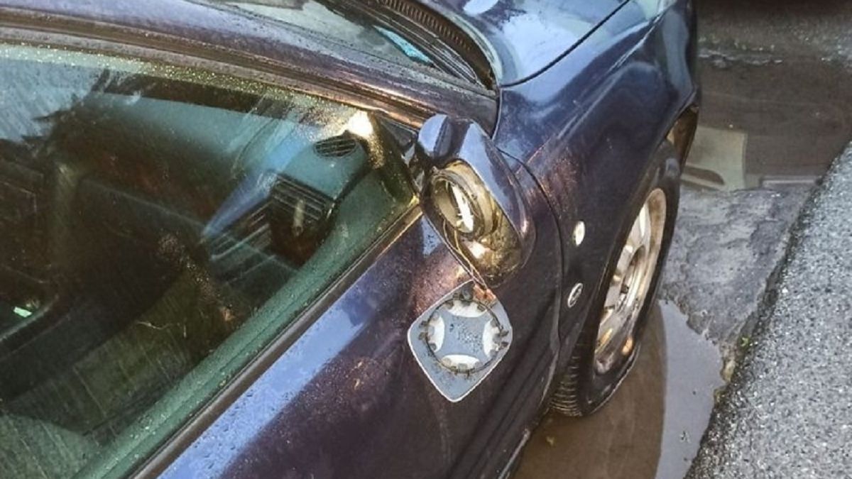 Policjanci zatrzymali 34-latka, który niszczył samochody. 