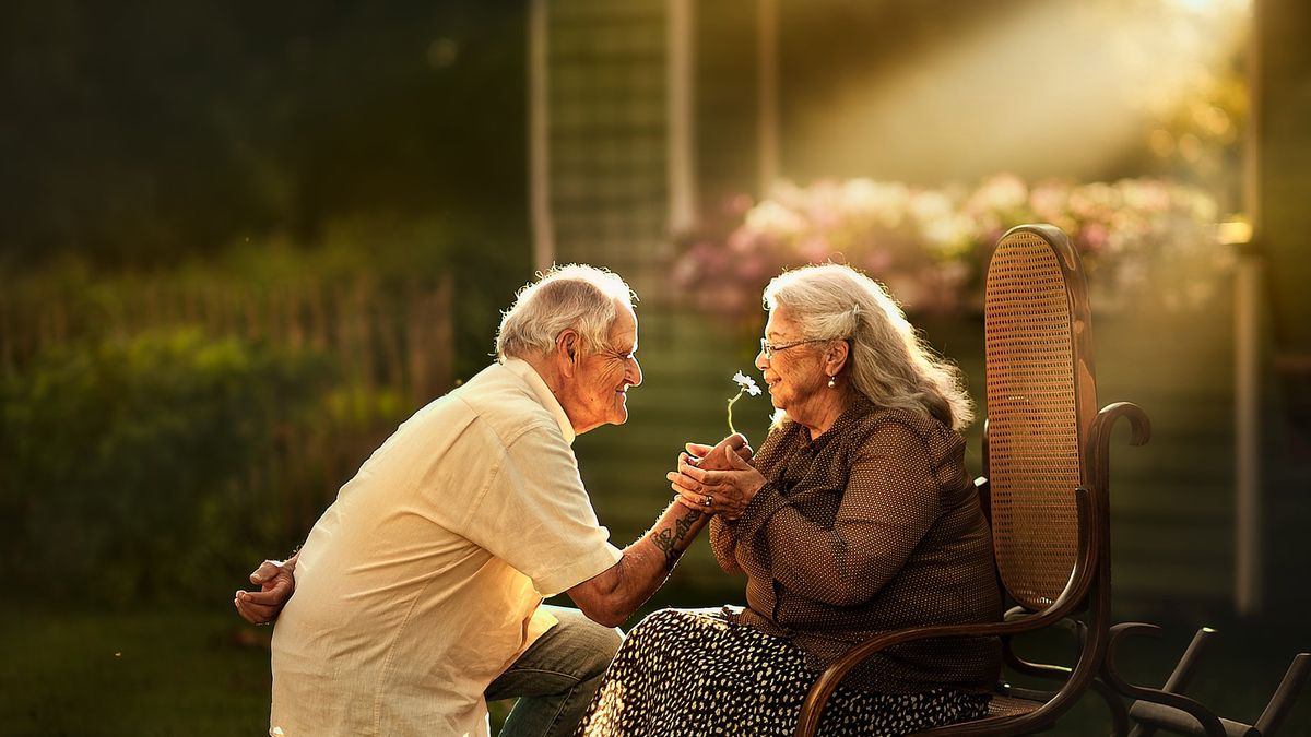Cudowne sesje ”zaręczynowe” starszych ludzi. Zdjęcia są przeurocze! 1