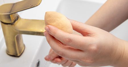 Jak często czyścić gąbeczkę do makijażu? Niektórzy mogą być w szoku