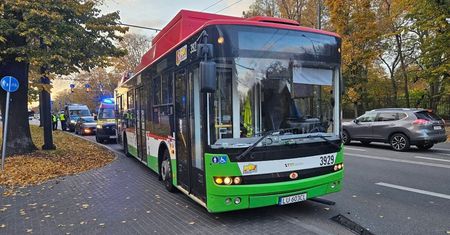 Kierująca toyotą zajechała drogę trolejbusowi. Trzy młode pasażerki poszkodowane, trafiły do szpitala [ZDJĘCIA]