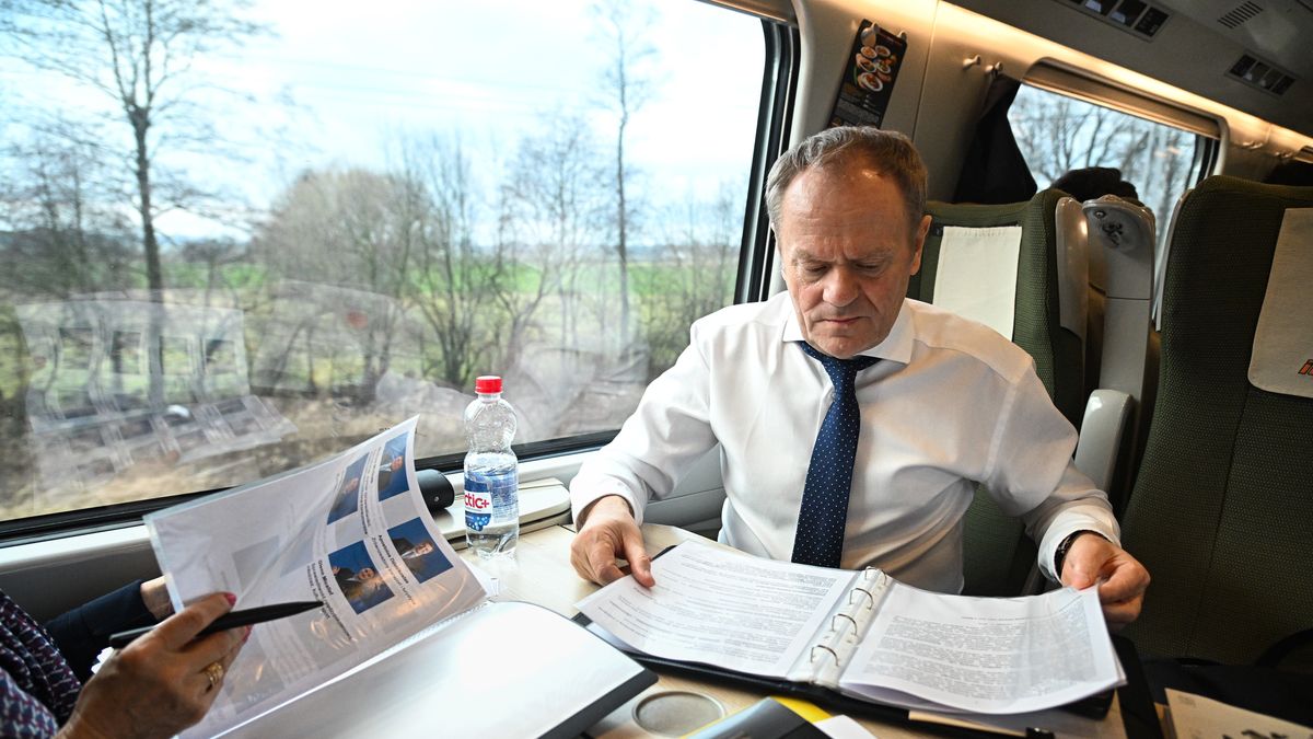 Donald Tusk
Mazowieckie, 06.02.2025. Premier Donald Tusk w poci�gu na trasie z Warszawy do Gda�ska, 6 bm. Cz�onkowie rz�du udaj� si� do stolicy woj. pomorskiego, gdzie wezm� udzia� w Kolegium Komisarzy UE. (jm) PAP/Radek Pietruszka
Radek Pietruszka
do gda�ska, kolegium komisarzy unii europejskiej, poci�g, podr� poci�giem, polityk, polityka, rz�d, wyjazd