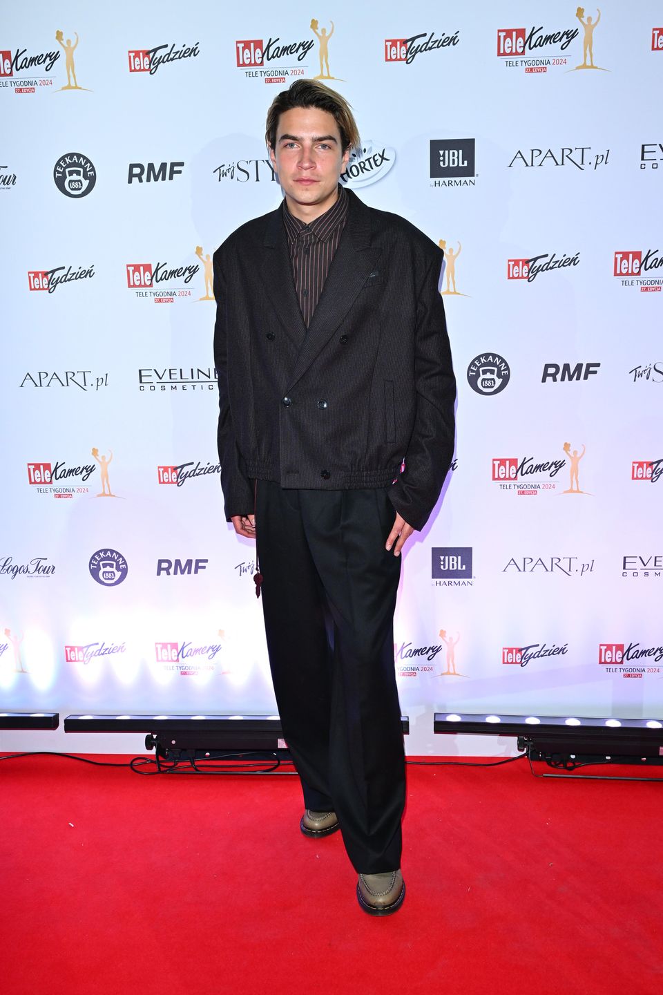 Tłum gwiazd i celebrytów pozuje na Telekamerach