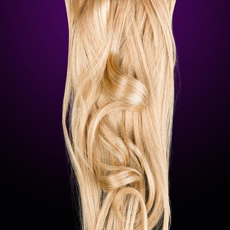 Doczepiane włosy u nastolatek. Czy zabieg przedłużania włosów jest bezpieczny?