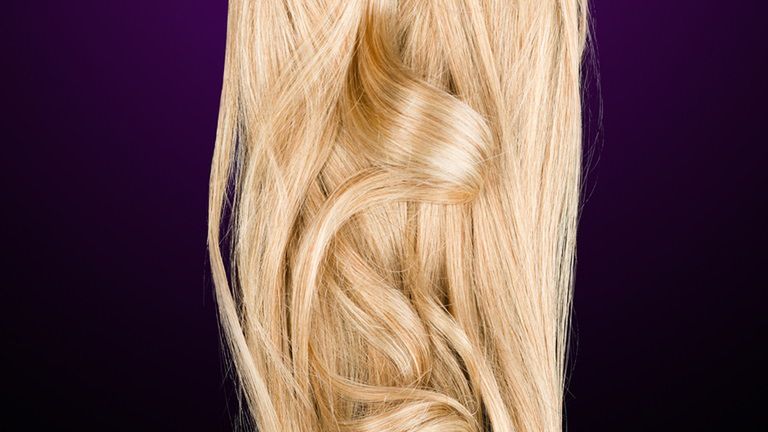 Doczepianie włosów to szybki sposób na efektowne, zadbane i gęste kosmyki