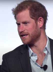 Internauci apelują do księcia Harry’ego, aby kupił sobie buty