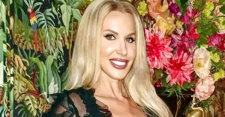 50-letnia Aneta Glam-Kurp pozuje w mikrobikini. Materiał z trudem zakrywa biust