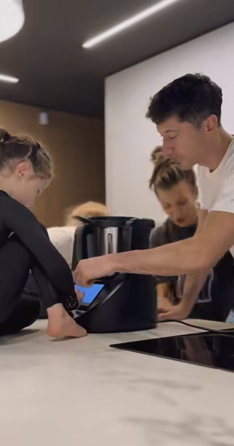 Anna Lewandowska piecze pierniczki