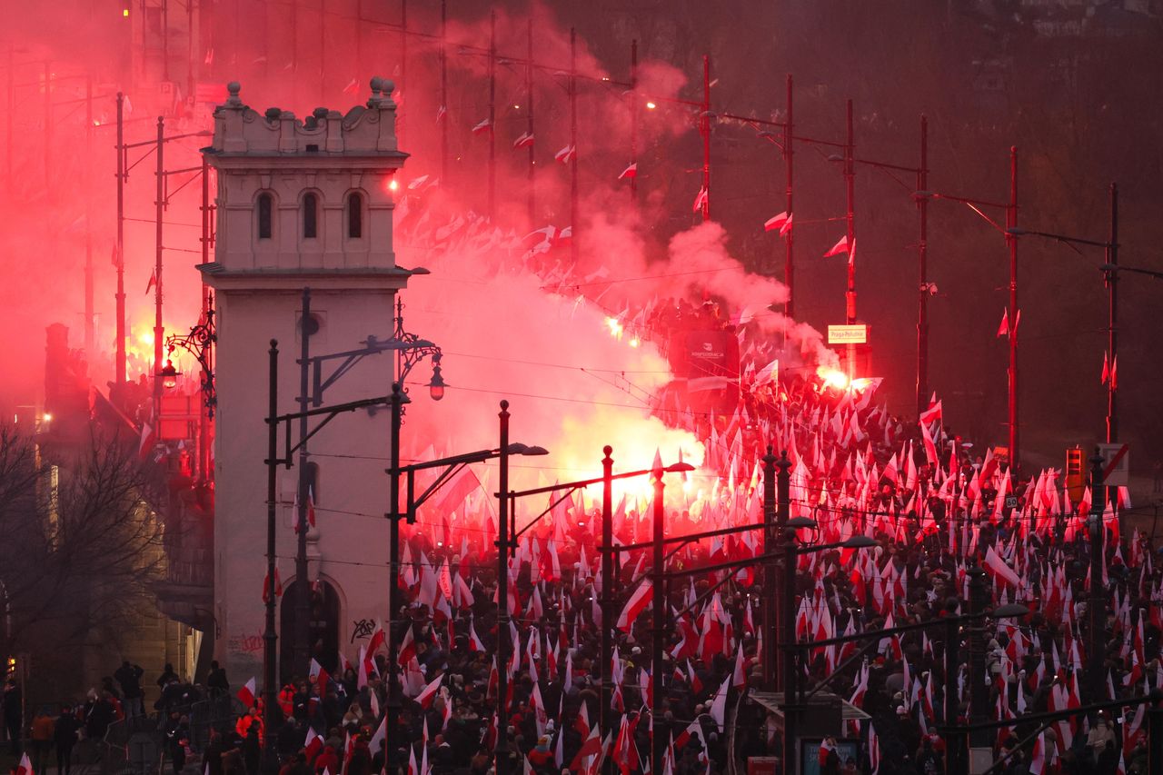 Uczestnicy Marszu Niepodległości na Moście Poniatowskiego w Warszawie