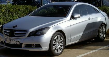 E klasa coupe Mercedesa opala się na Majorce