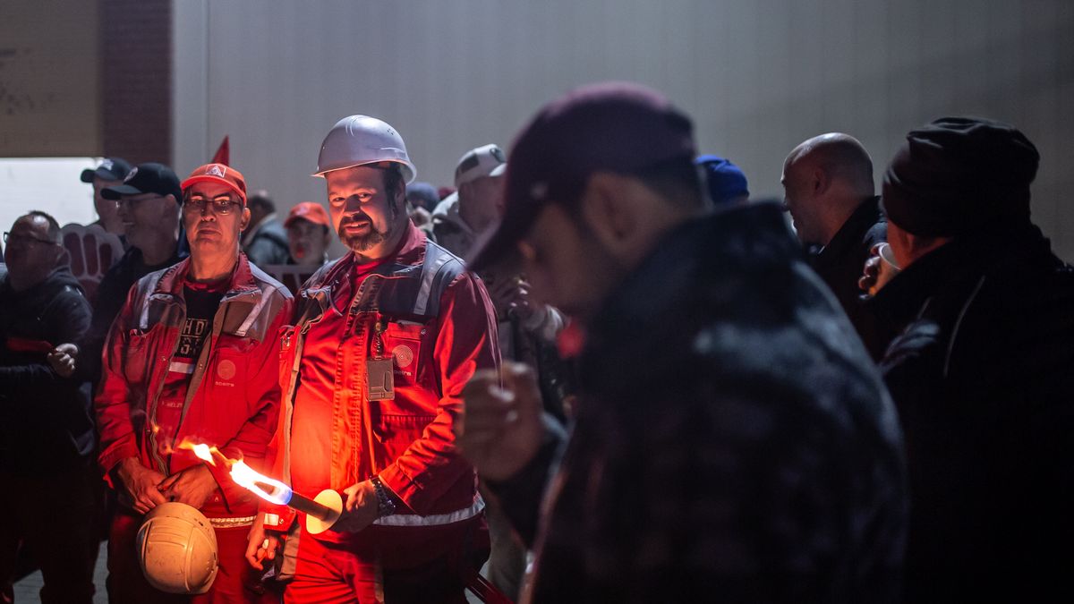 GREVENBROICH, GERMANY - OCTOBER 31: Workers from a Speira aluminum processing plant light torches during a short-term strike on October 31, 2024 in Grevenbroich, Germany. IG Metall, the labor union representing workers in the metal and electrical sectors, is leading strikes nationwide in an effort to add pressure on employers during ongoing negotiations over pay and working conditions. The strikes are occurring as Germany is struggling with a near-stagnant economy. (Photo by Hesham Elsherif/Getty Images)