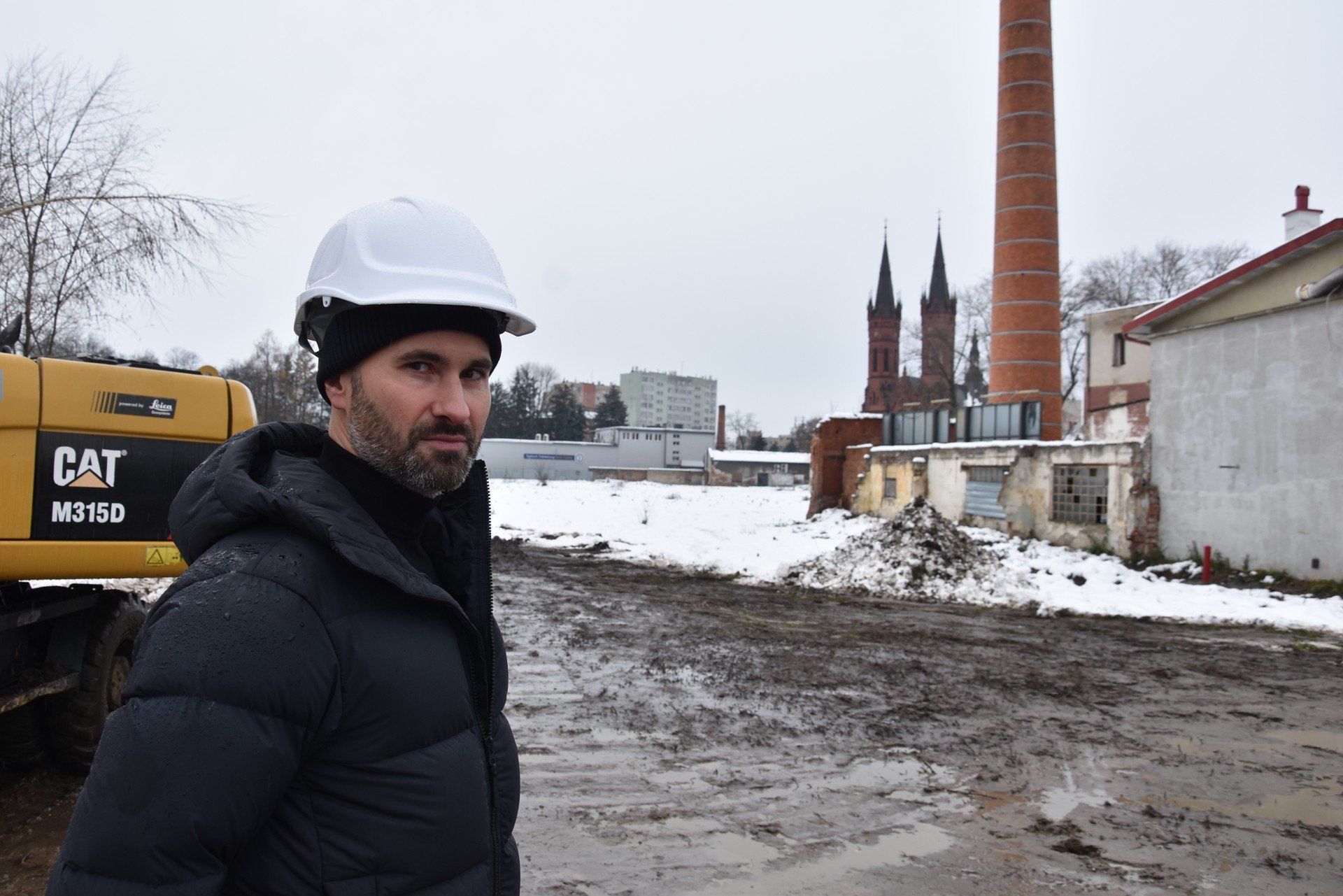 Rafał Kosoń, prezes CD Locum przy działce, na której powstaną Browary Tarnowskie. &#34;Chcemy ten teren przywrócić do życia, aby on też integrował się z całą tkanką miejską, był takim impulsem do odrodzenia także sąsiedzkich inwestycji i lokalnych biznesów&#34;