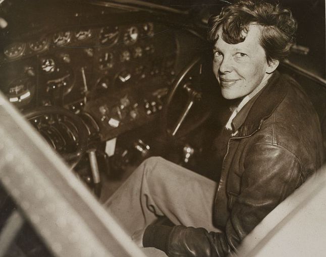 Amelia Earhart pozuje w kabinie swojego samolotu.