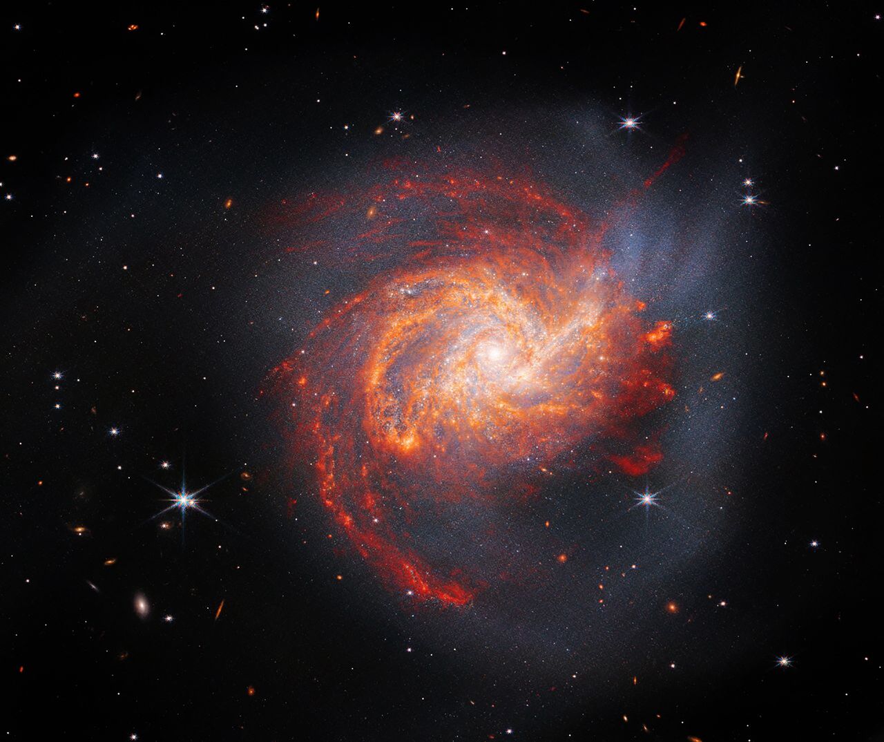 Galaktyka NGC 3256 powstała ze zderzenia dwóch innych obiektów ok. 500 mln lat temu.