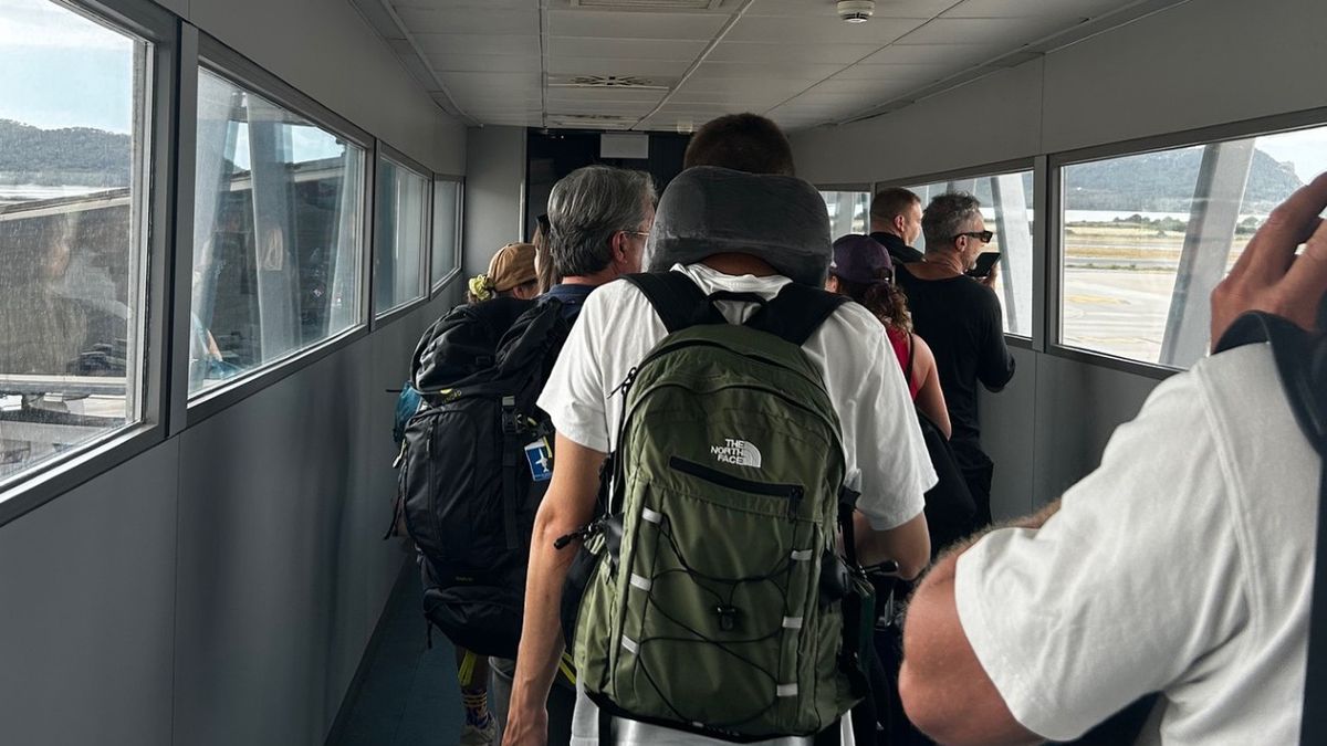 Późne wejście do samolotu może oznaczać brak miejsca na bagaż