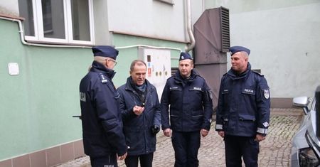 Nowy nieoznakowany radiowóz dla ostrowieckiej komendy