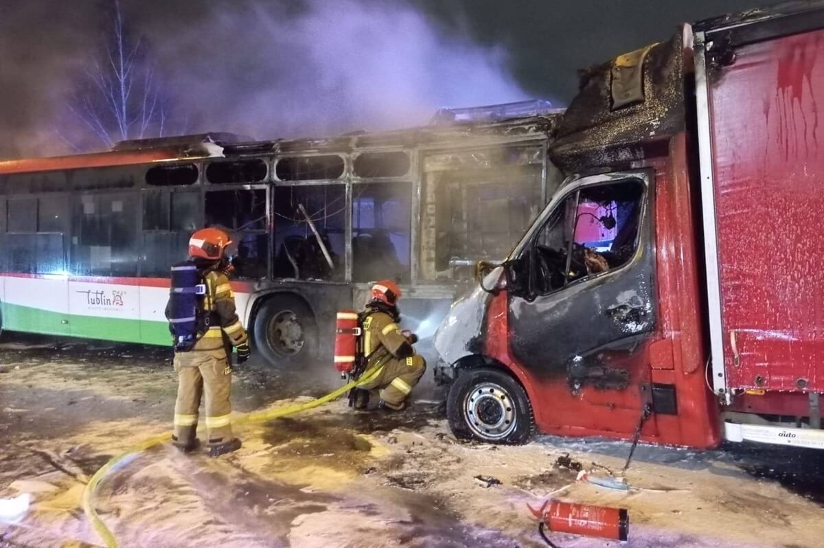 Renault uderzył w autobus miejski na ul. Pancerniaków, po czym oba pojazdy stanęły w ogniu