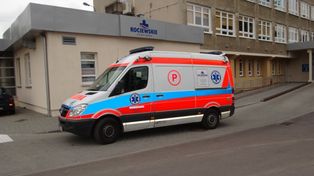 Ratownicy medyczni zostali dotkliwie pobici, a sąd chciał umorzyć postępowanie