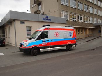 Ratownicy medyczni zostali dotkliwie pobici, a sąd chciał umorzyć postępowanie