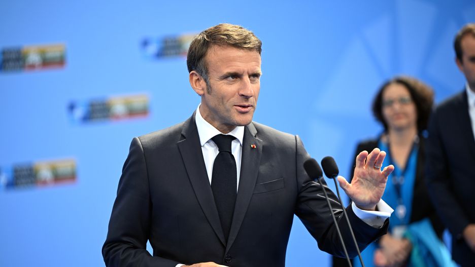 Leaders arrive at the NATO summit in Vilnius
epa10738991 France's President Emmanuel Macron speaks to the media as he arrives to attend the NATO summit in Vilnius, Lithuania, 11 July 2023. The North Atlantic Treaty Organization (NATO) Summit will take place in Vilnius on 11 and 12 July 2023 with the alliance's leaders expected to adopt new defense plans.  EPA/FILIP SINGER 
Dostawca: PAP/EPA.
FILIP SINGER