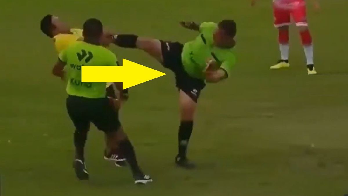 Sędzia Luis Alegre kopnął nadbiegającego trenra