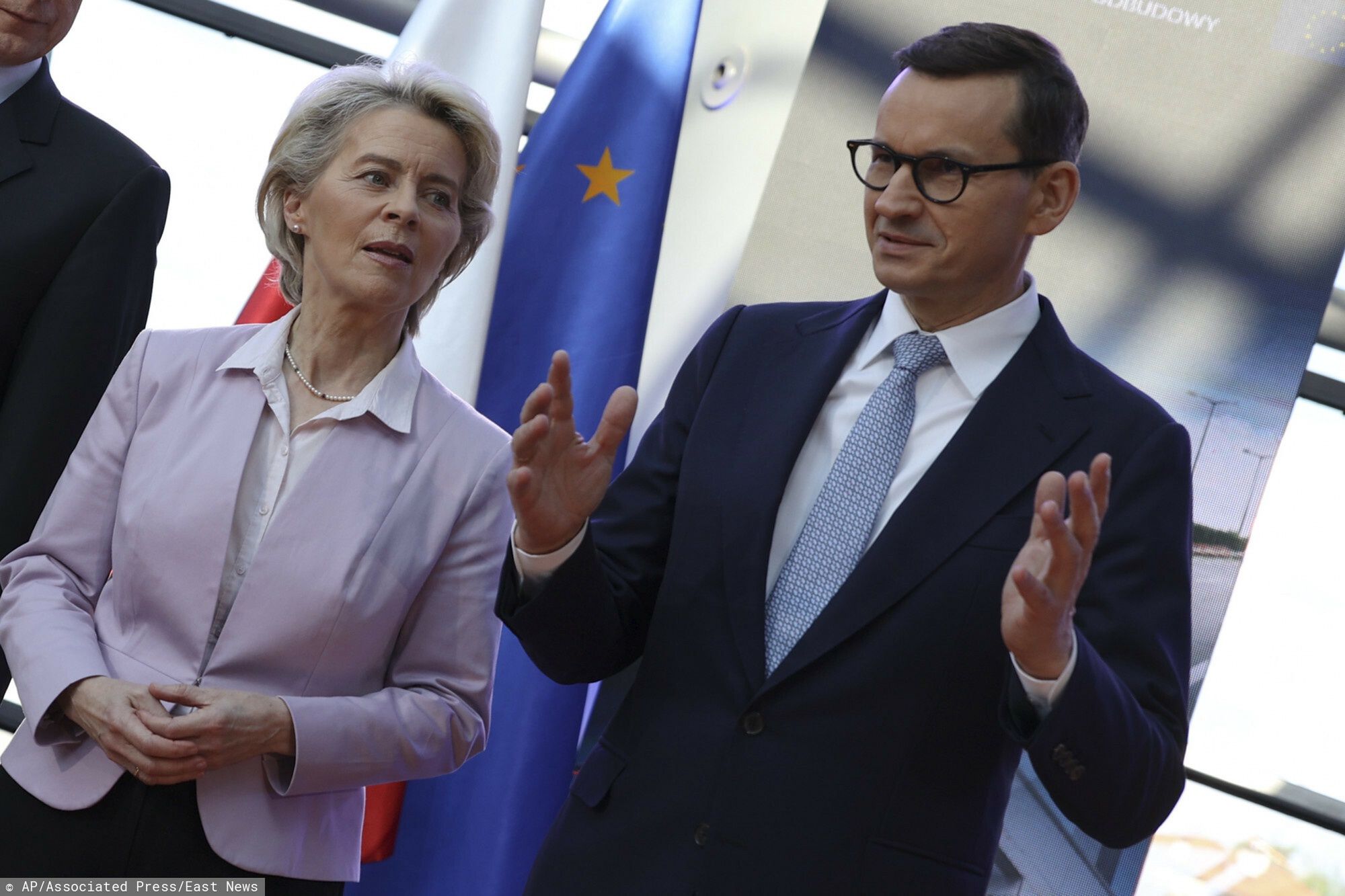 Ursula von der Leyen w Polsce
Poland's Prime Minister Mateusz Morawiecki, right, and European Commission President Ursula von der Leyen, left, arrive for a news conference at headquarters of Poland's Power Grid in Konstancin-Jeziorna, Poland, Thursday, June 2, 2022. The independence of Poland's courts is at the heart of a dispute with the European Union, which has withheld billions of euros in pandemic recovery funds. European Commission President Ursula von der Leyen meets Poland's leaders discuss the matter. (AP Photo/Michal Dyjuk)
AP
