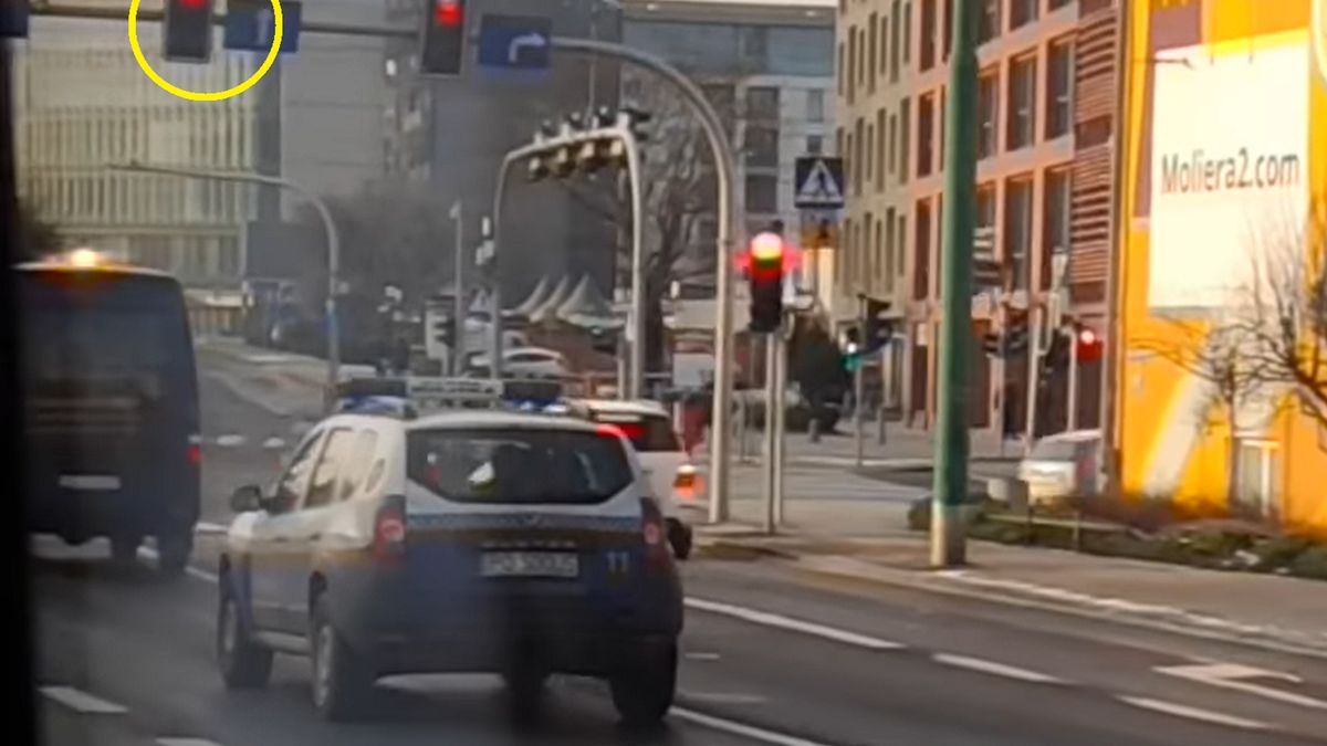Samochód straży miejskiej nie zwrócił uwagę na czerwone światło
