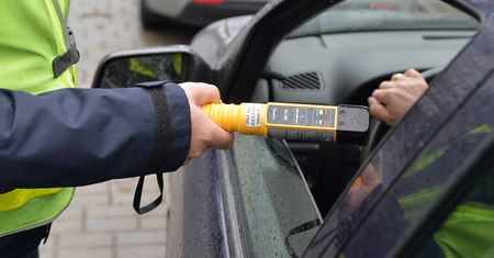 Prowadzenie po spożyciu alkoholu. Polacy nie wiedzą, kiedy można wsiąść za kierownicę