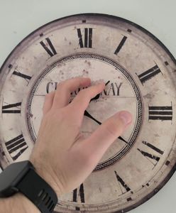Zmiana czasu z zimowego na letni. Kiedy wypada w 2025 roku i kto na tym zyska?