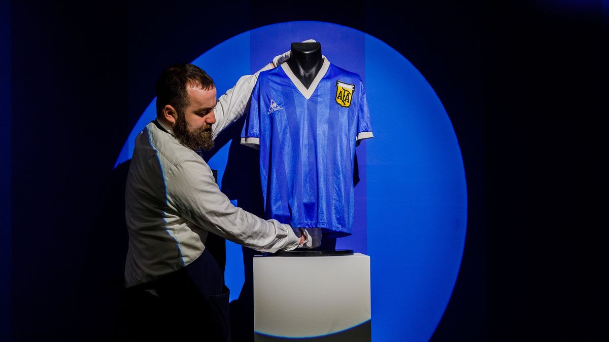 Pamiątki sportowe mogą osiągać zawrotne kwoty. Koszulkę Diego Maradony z 1986 r. sprzedano za ponad 9 mln dol. /Tristan Fewings bestof, topix